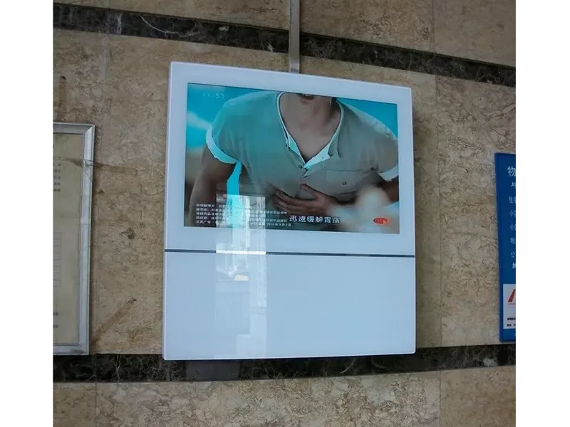 某大型写字楼电梯井广告机